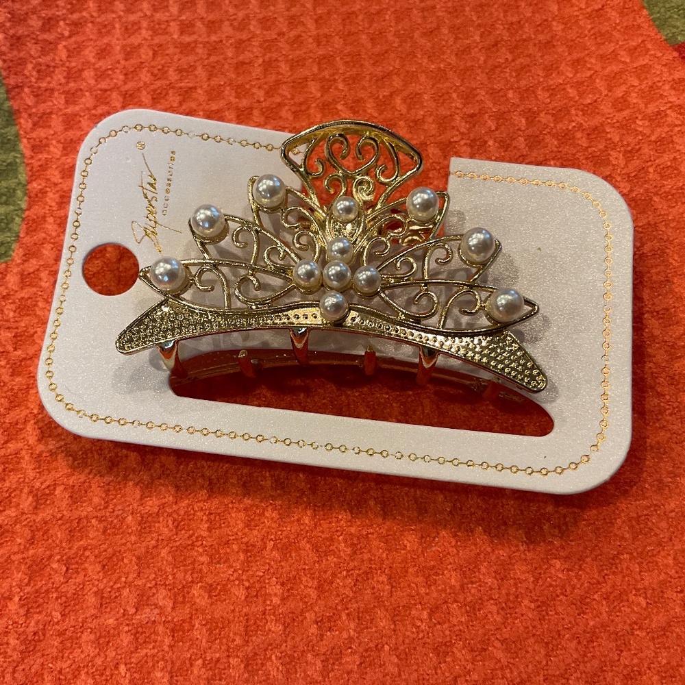 NWOT Gold metal and faux pearl hair clip